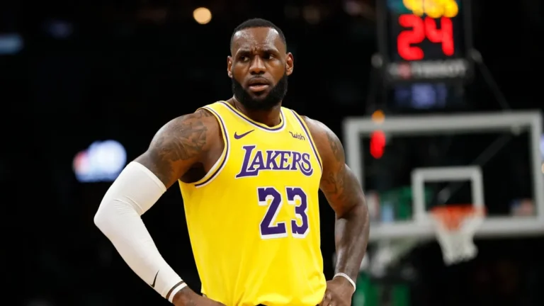 LeBron-James-Reduced-Minutes-in-Lakers-Season-Opener-What-It-Means-for-LA-infopulselive.jpg